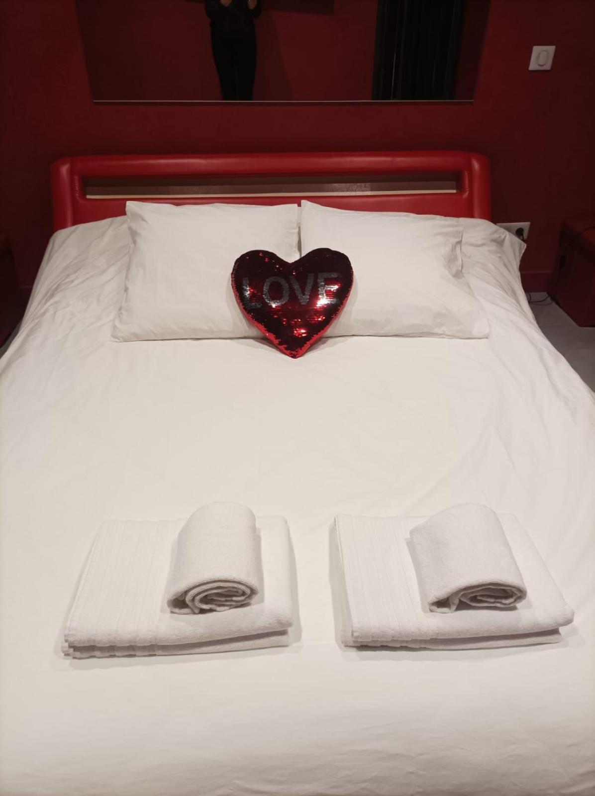 Appartement Balneo Et Sauna Prives The Red Room Mauguio Esterno foto
